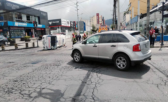 Una ambulancia termina volcada tras chocar en el sector de la Jipijapa