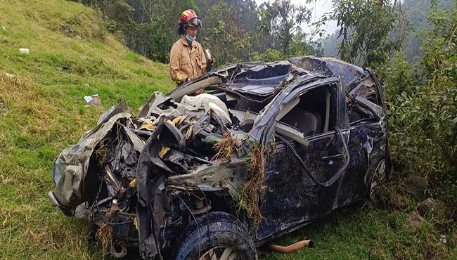 vehiculo-cae-a-un-barranco-en-el-sector-chulco-en-cuenca-ecuador221.com_.ec_ Vehículo cae a barranco en el sector Chulco, en Cuenca