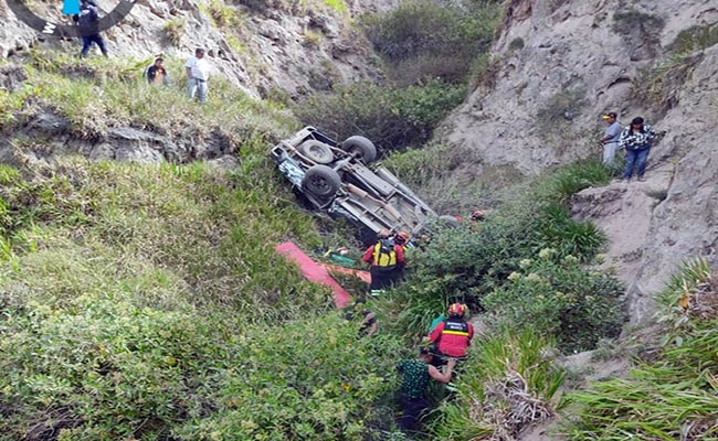 Vehículo se volcó en Aloburo dejando tres personas heridas