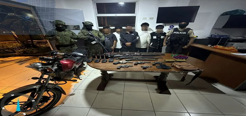 ecuador 221 Marcelino-Mariduena Militares decomisan armas, municiones y embarcaciones en Naranjal