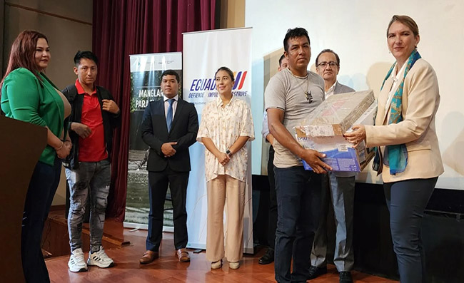 Ambiente entrega equipos tecnológicos a organizaciones comunitarias