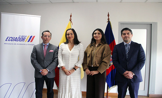 Ambiente y la industria forestal firman acuerdo de desarrollo sostenible