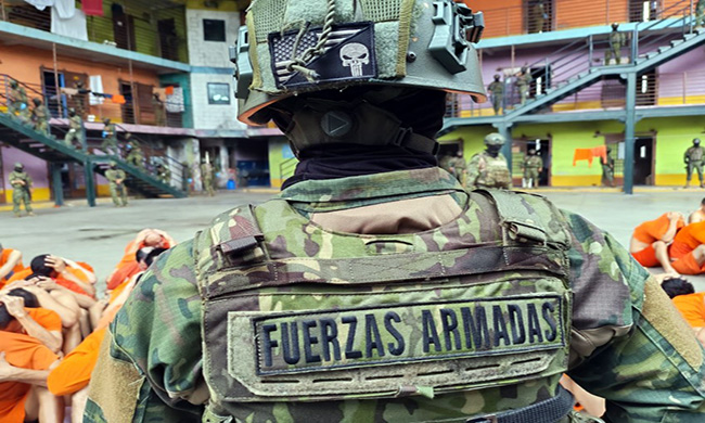 Armas blancas, droga y celulares fueron halladas en la cárcel 4 de Guayaquil