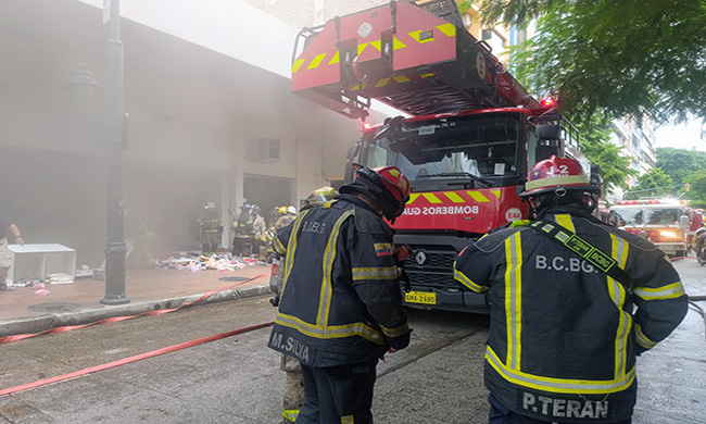 bomberos-atienden-alarma-de-incendio-en-el-centro-de-guayaquil-ecuador221.com_.ec_ Bomberos atienden alarma de incendio en el centro de Guayaquil