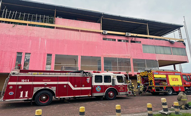 Bomberos combaten incendio en edificio Multicomercio