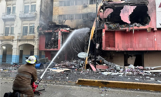 Bomberos controlan incendio en edificio de Multicomercio