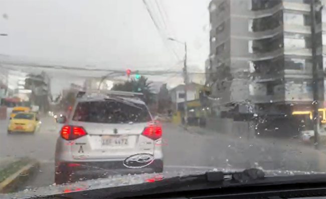 Caída de lluvia y granizo provocó congestión vehicular en Quito