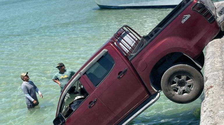 Camioneta cae al mar en Isabela