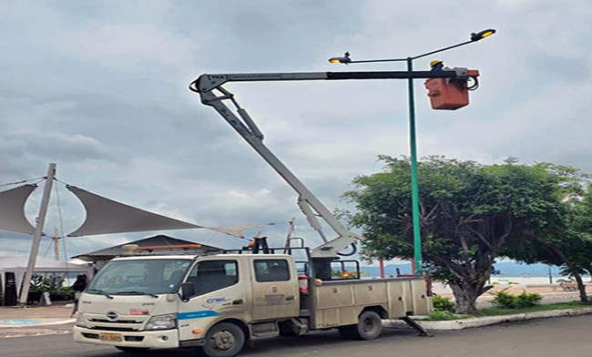 CNEL habilita luminarias en el cantón Sucre
