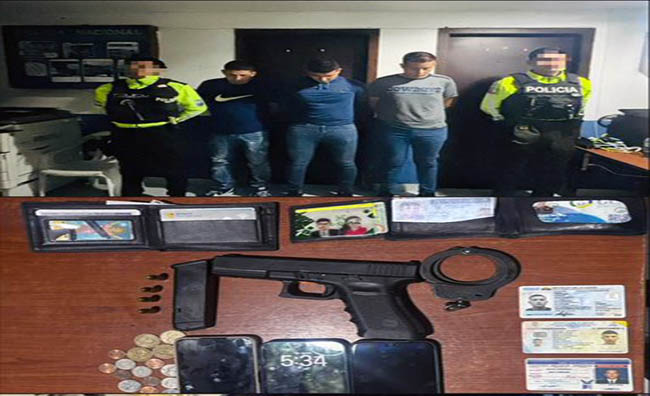 ecuador 221 dos-policias-activos-detenidos-por-presunto-robo-de-vehiculos-ecuador221.com_.ec_ Dos policías activos detenidos por presunto robo de vehículos