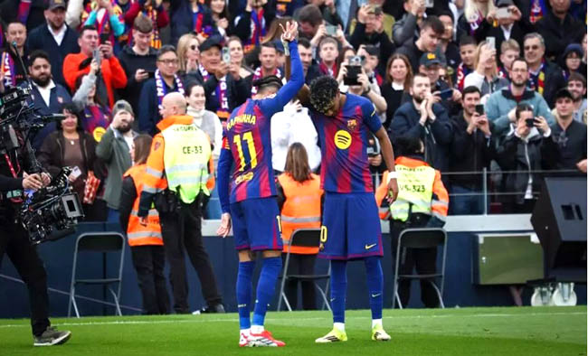El genio Lamine destroza al Villarreal y hace más líder al Barça