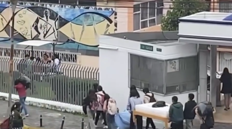 Estudiantes quiteños conmueven redes al ayudar mudanza