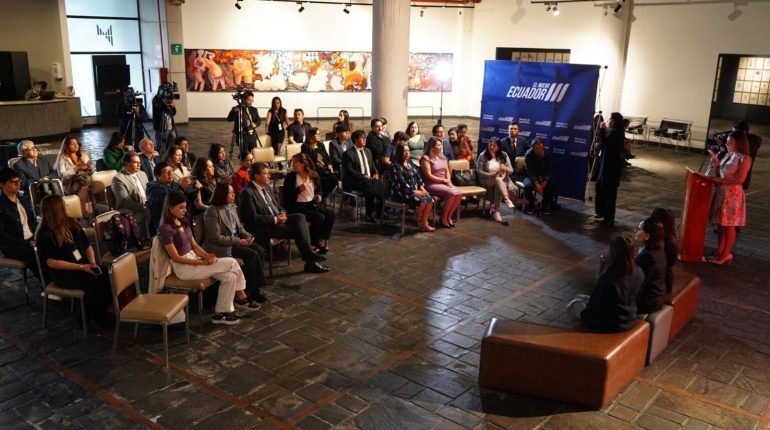 Gobierno reconoció a niñas y mujeres científicas