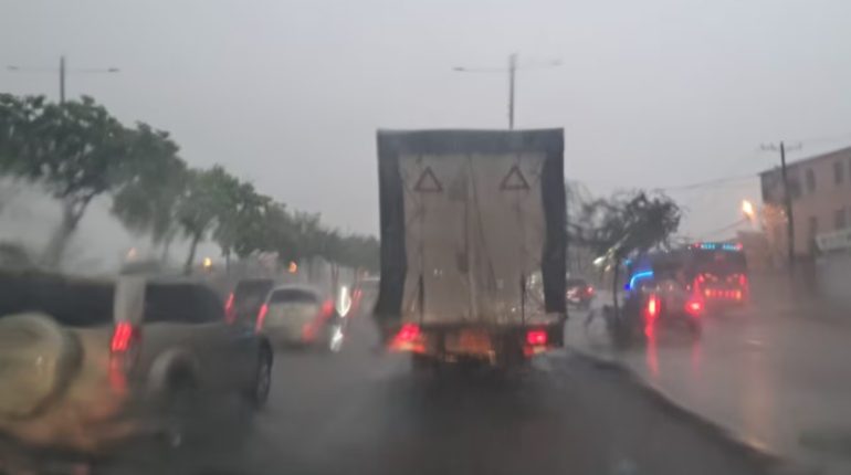 Guayaquil soporta intensa lluvia y pleamar récord