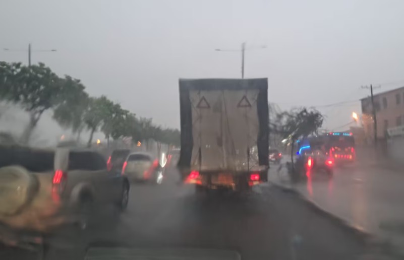 guayaquil-soporta-intensa-lluvia-y-pleamar-record.ecuador221.com_.ec_ Guayaquil soporta intensa lluvia y pleamar récord