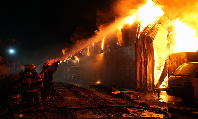 Incendio consume una fábrica de ensamblaje de motos en el Guasmo Norte