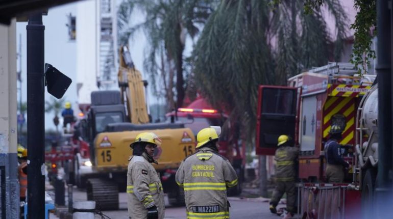 Incendio en Multicomercio provoca colapso parcial