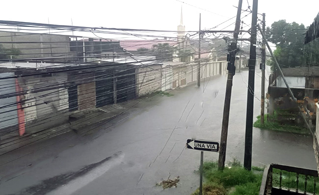 Las intensas lluvias causan inundaciones en Guayaquil y Durán
