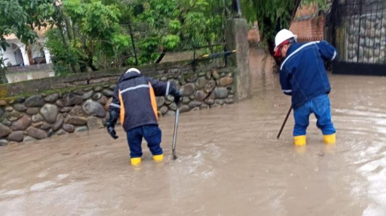 Lluvias desbordan quebrada, inundan barrios y cierran vías