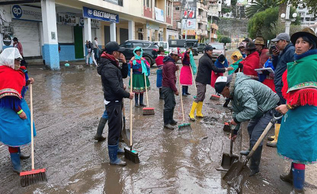 ecuador 221 los-habitantes-de-alausi-realizan-minga-de-limpieza-por-el-aluvion-ecuador221.com_.ec_ Los habitantes de Alausí realizan minga de limpieza por el aluvión