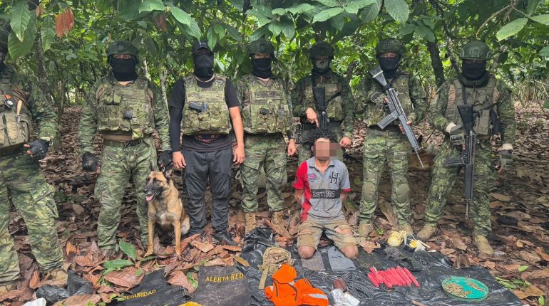 Militares capturan armado con droga y explosivos