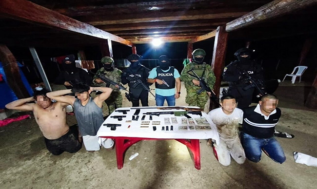 Militares decomisan armamento y dinero en efectivo en Chone