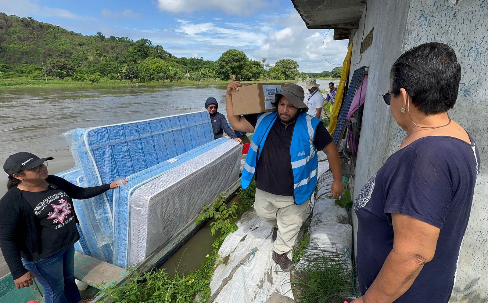 ecuador 221 prefectura-asiste-a-familias-afectadas-por-lluvias.ecuador221.com_.ec_ Prefectura asiste a familias afectadas por lluvias