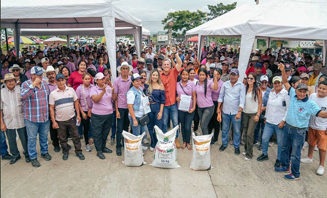 Prefectura del Guayas entrega insumos para arroz a 500 agricultores de Daule