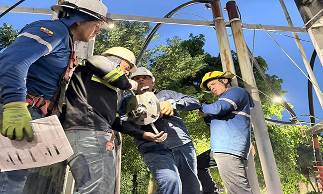 Técnicos de CNEL restituyen servicio eléctrico en Mocolí