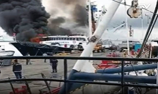 Una embarcación se incendió en el muelle de Posorja