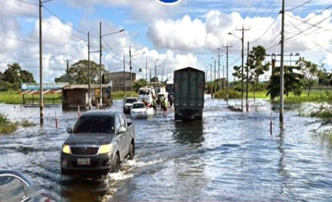 Vía Babahoyo - Juján: El agua supera el medio metro de altura