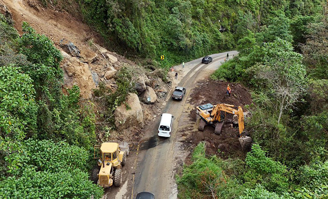 ecuador 221 via-calacali-la-independencia-habilitada-tras-13-horas-de-limpieza-del-derrumbe-ecuador221.com_.ec_ Vía Calacalí – La Independencia habilitada tras 13 horas de limpieza del derrumbe