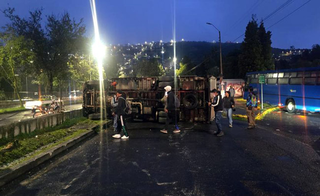 AMT cierra avenida Simón Bolívar por accidente de tránsito