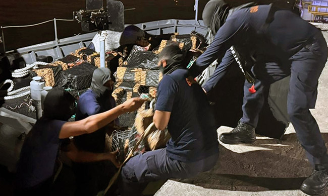 Armada de Ecuador halla 1,6 toneladas de cocaína en el mar