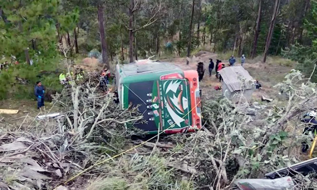 Azogues: bus se volcó y dejó dos personas muertas