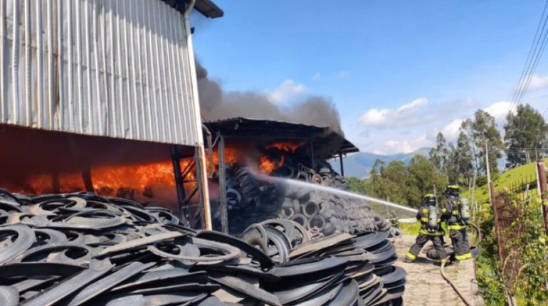 Bomberos controlan incendio en recicladora de neumáticos en Quito