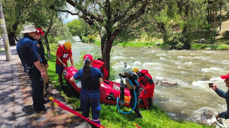 Bomberos recuperan cuerpo de joven en río Tomebamba
