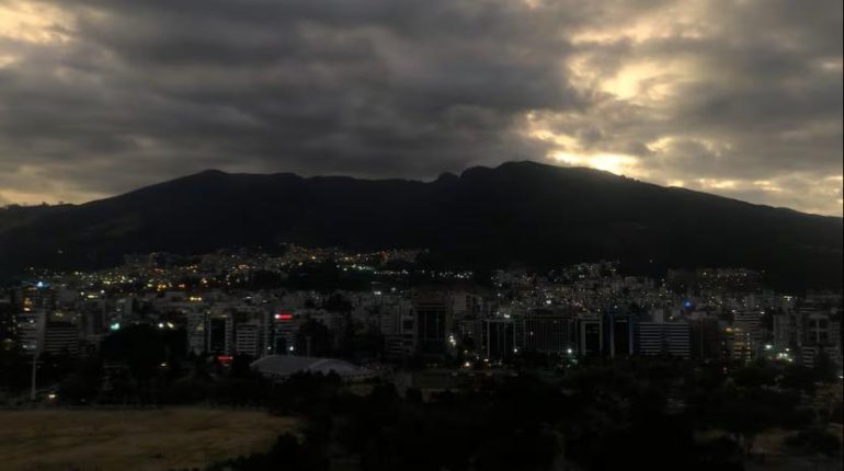 Cortes de energía afectan varios sectores de Quito
