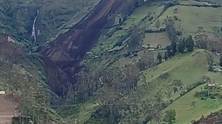 Deslizamiento de tierra afecta vivienda y reportan desaparecidos