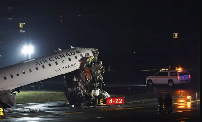 Dos muertos en choque de un vehículo y un avión en un aeropuerto de Nueva York