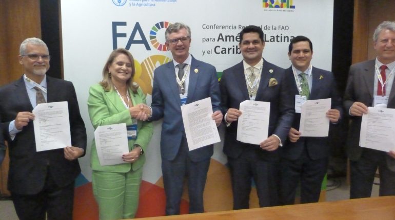 Ecuador impulsa banano resistente a plagas con Brasil