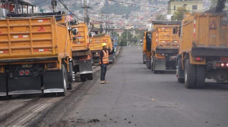 Falta de asfalto paraliza 71 proyectos viales en Quito