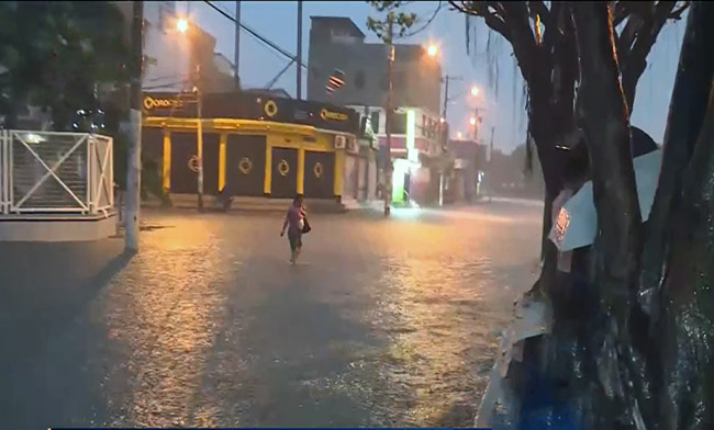 Guayaquil amanece bajo el agua por torrencial aguacero