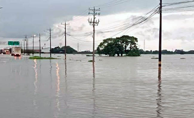 Intensas lluvias y desborde de ríos obligan a cerrar la vía Jujan–Babahoyo