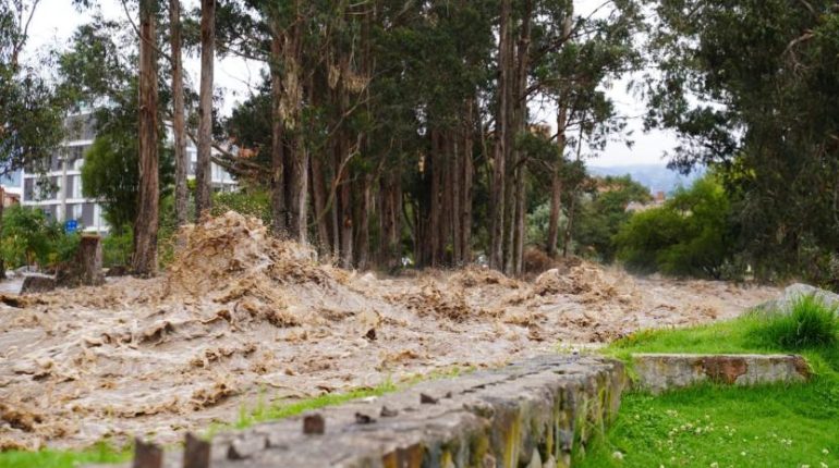 Lluvias provocan desbordamiento del río Yanuncay en Cuenca