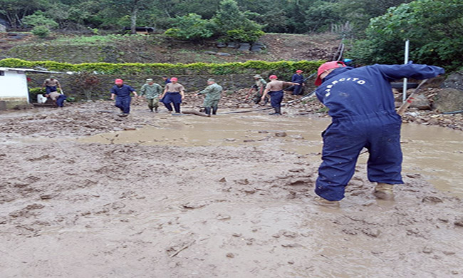 Militares atienden emergencia en Calvas y Cariamanga