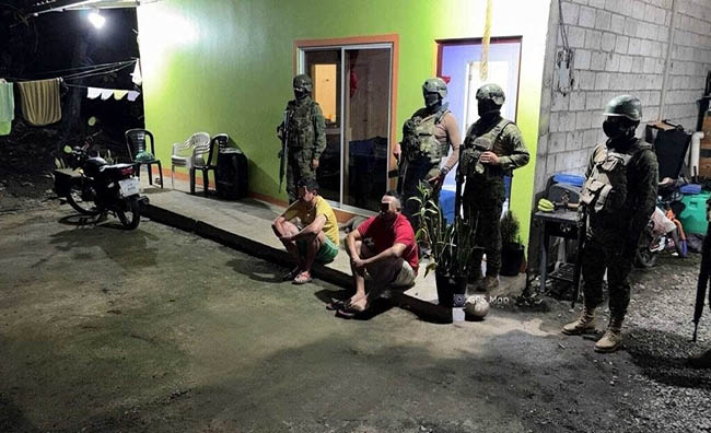 Militares capturan a dos sujetos con armas en El Empalme
