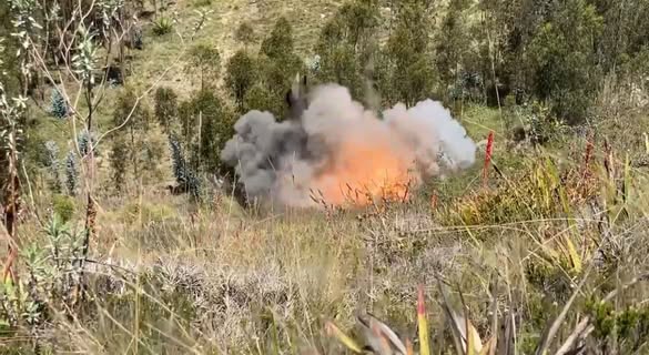 Militares destruyen maquinaria en operativo contra minería ilegal