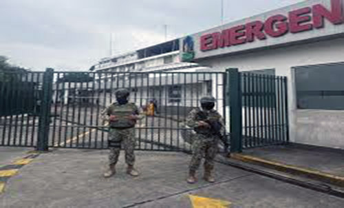 Militares resguardan instalaciones del hospital Teodoro Maldonado Carbo