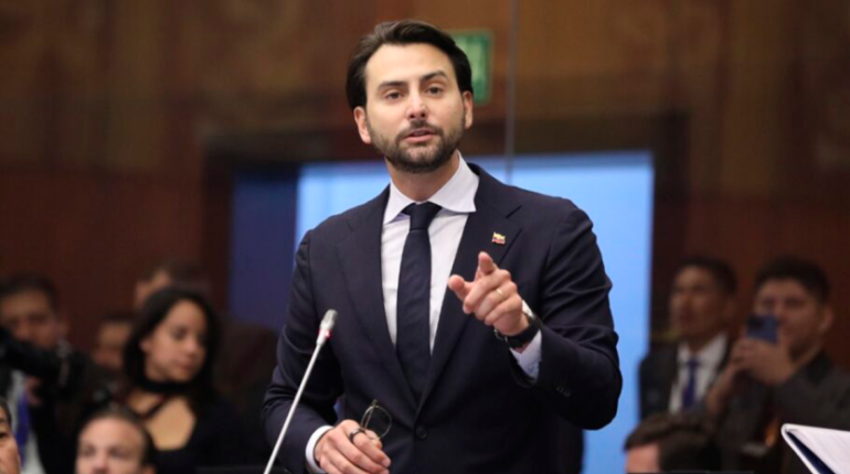 Olsen suspende trámite y cuestiona uso de inmunidad parlamentaria